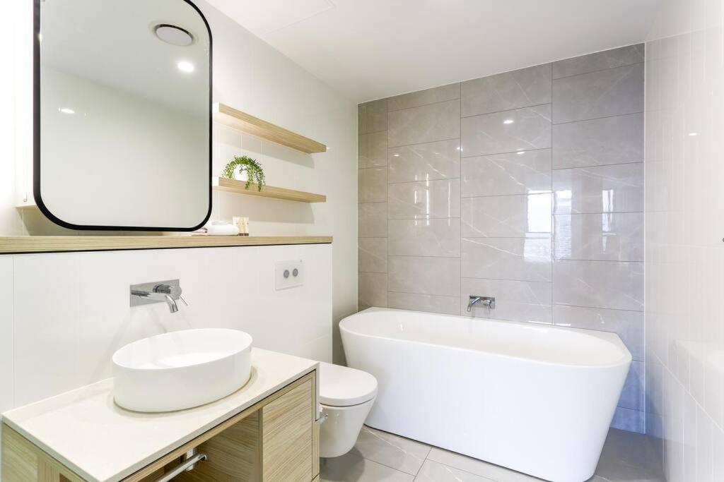 Absolute Oceanview Beachfront 2br Gold Coast